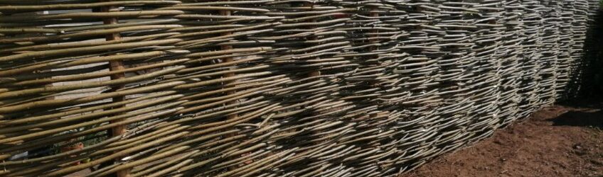 Vlechtwerk schutting door van Dijk Wilgenschuttingen